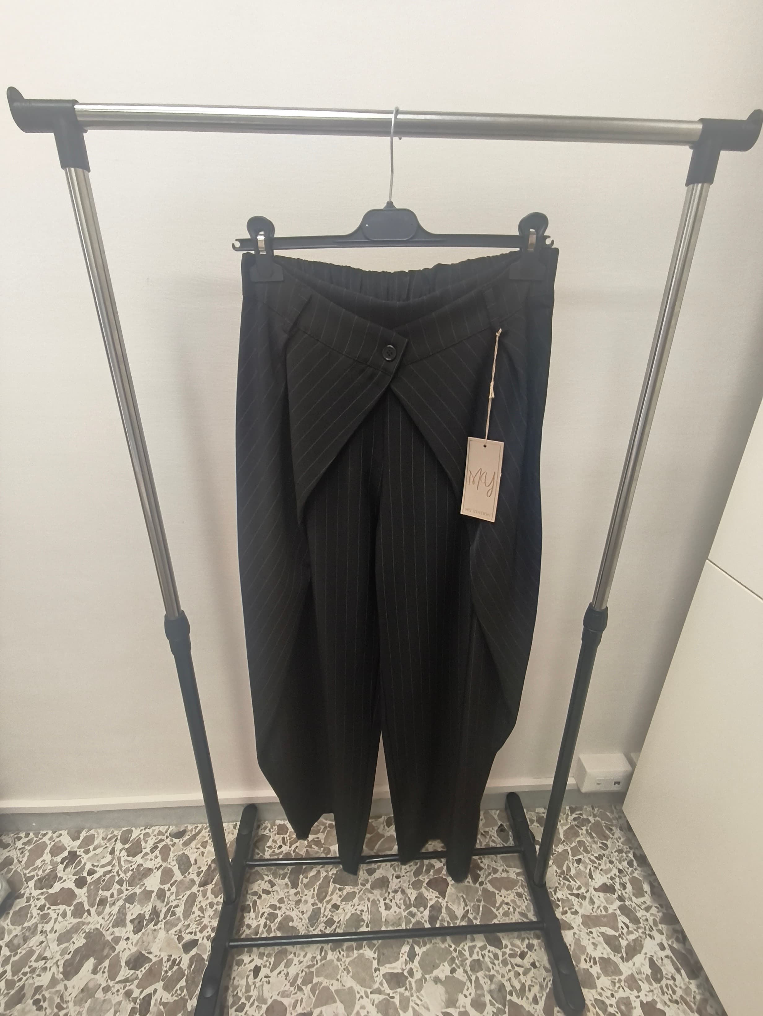 Pantalone con doppia chiusura rigato
